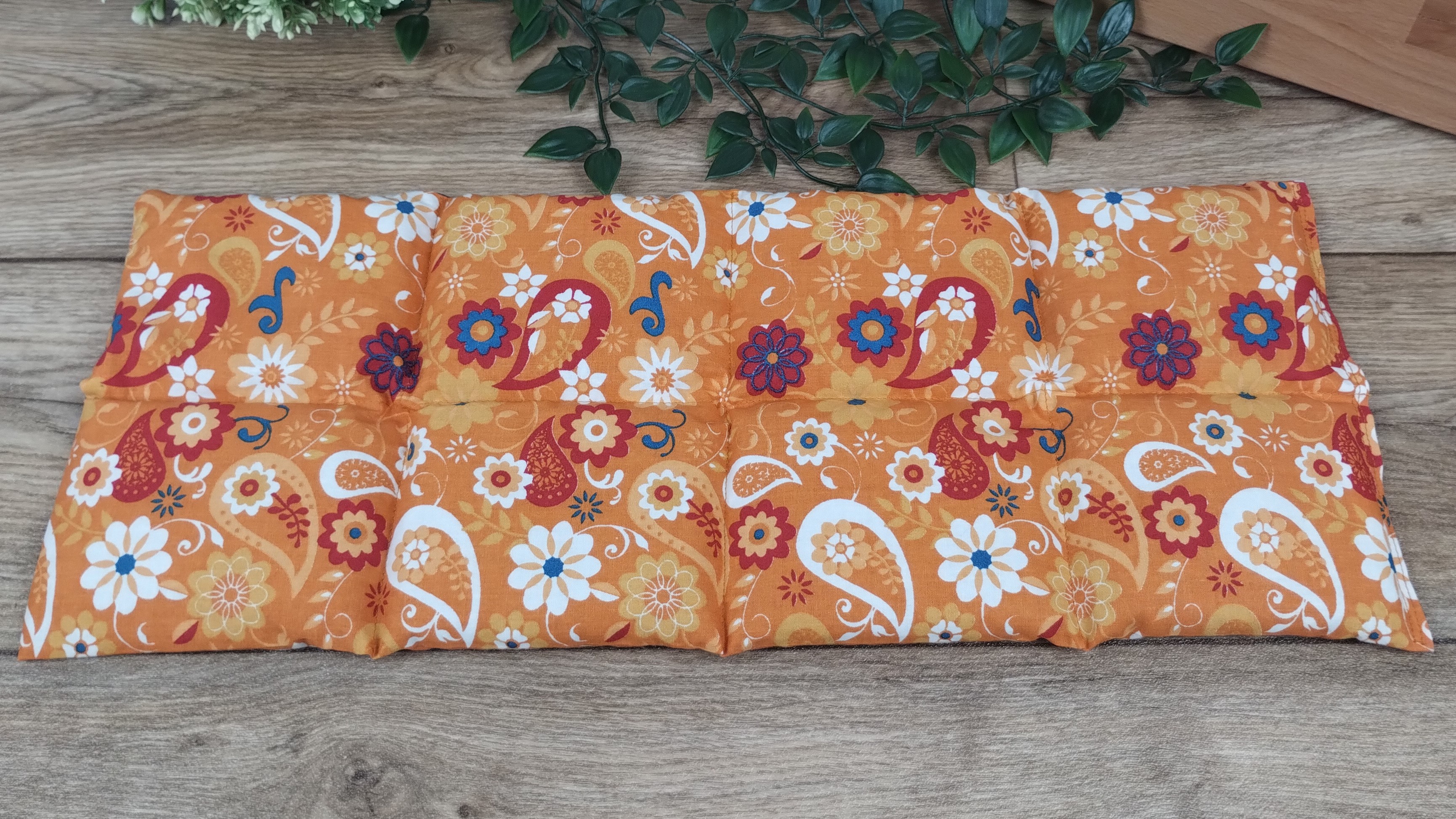 Körnerkissen florales Muster Bernsteinfarben