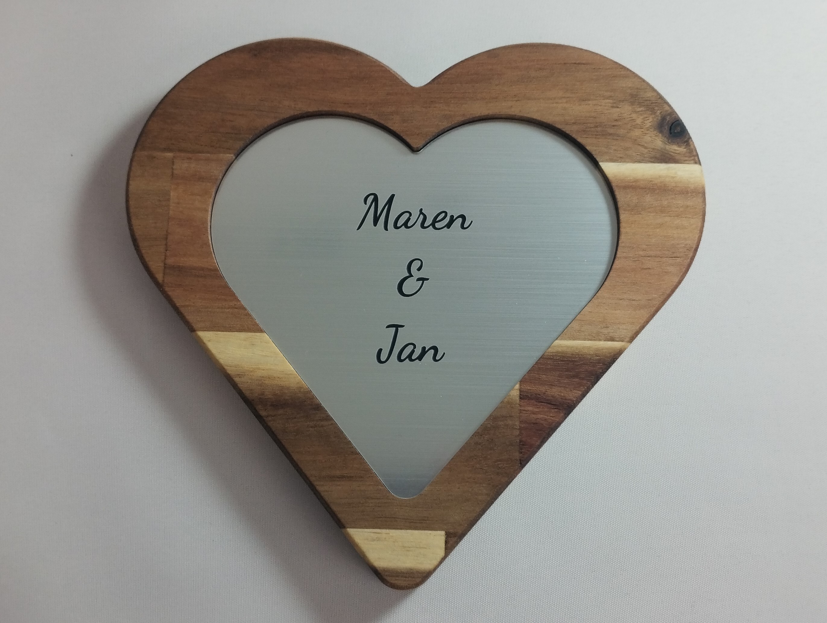 Personalisiertes Holzherz zum Aufhängen in Silber oder Messing/Gold