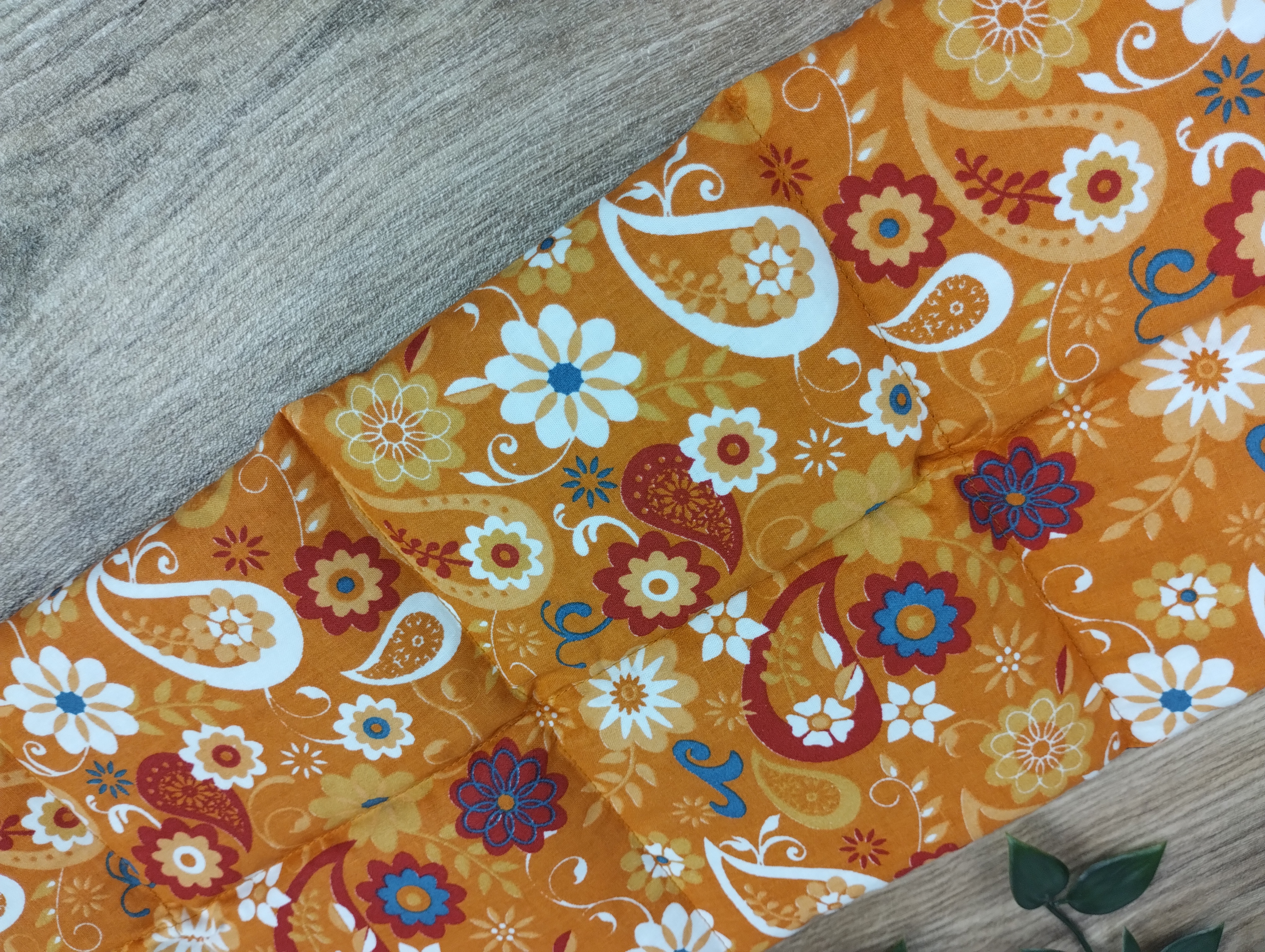 Körnerkissen florales Muster Bernsteinfarben