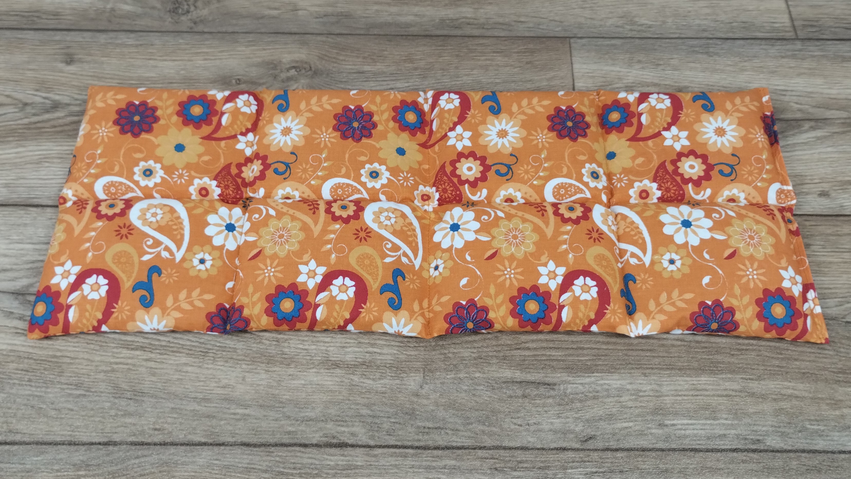 Körnerkissen florales Muster Bernsteinfarben