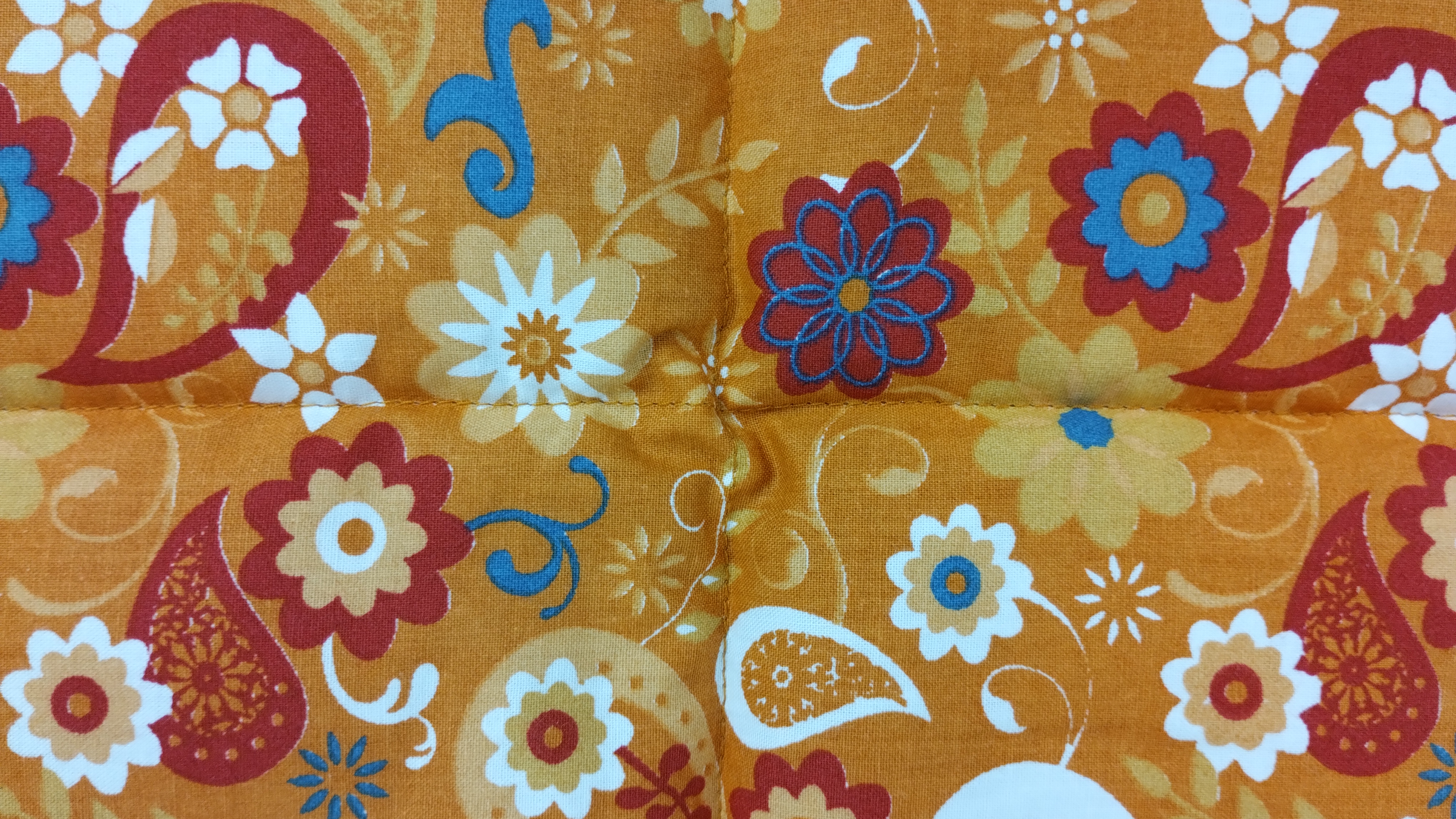 Körnerkissen florales Muster Bernsteinfarben