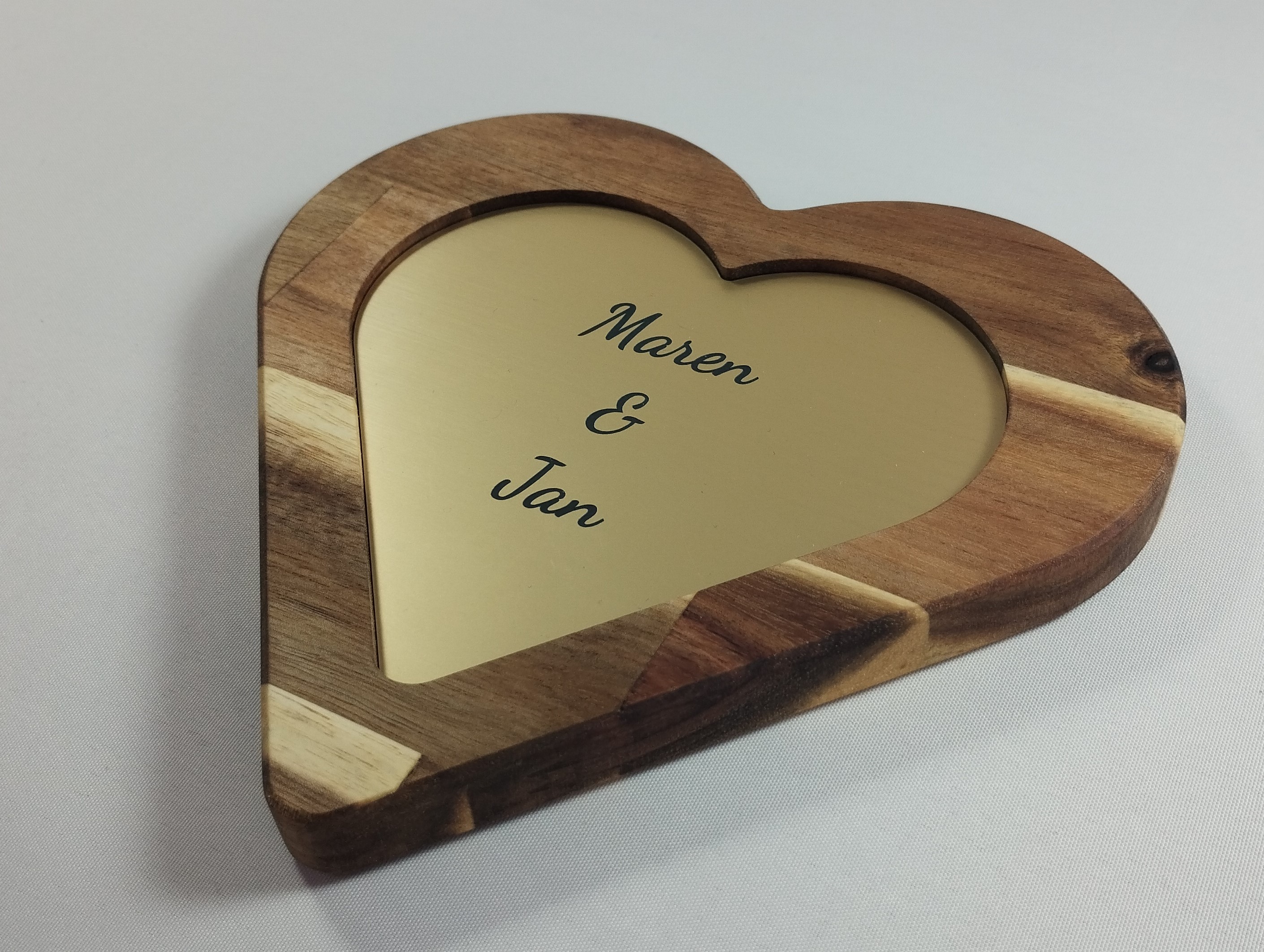 Personalisiertes Holzherz zum Aufhängen in Silber oder Messing/Gold