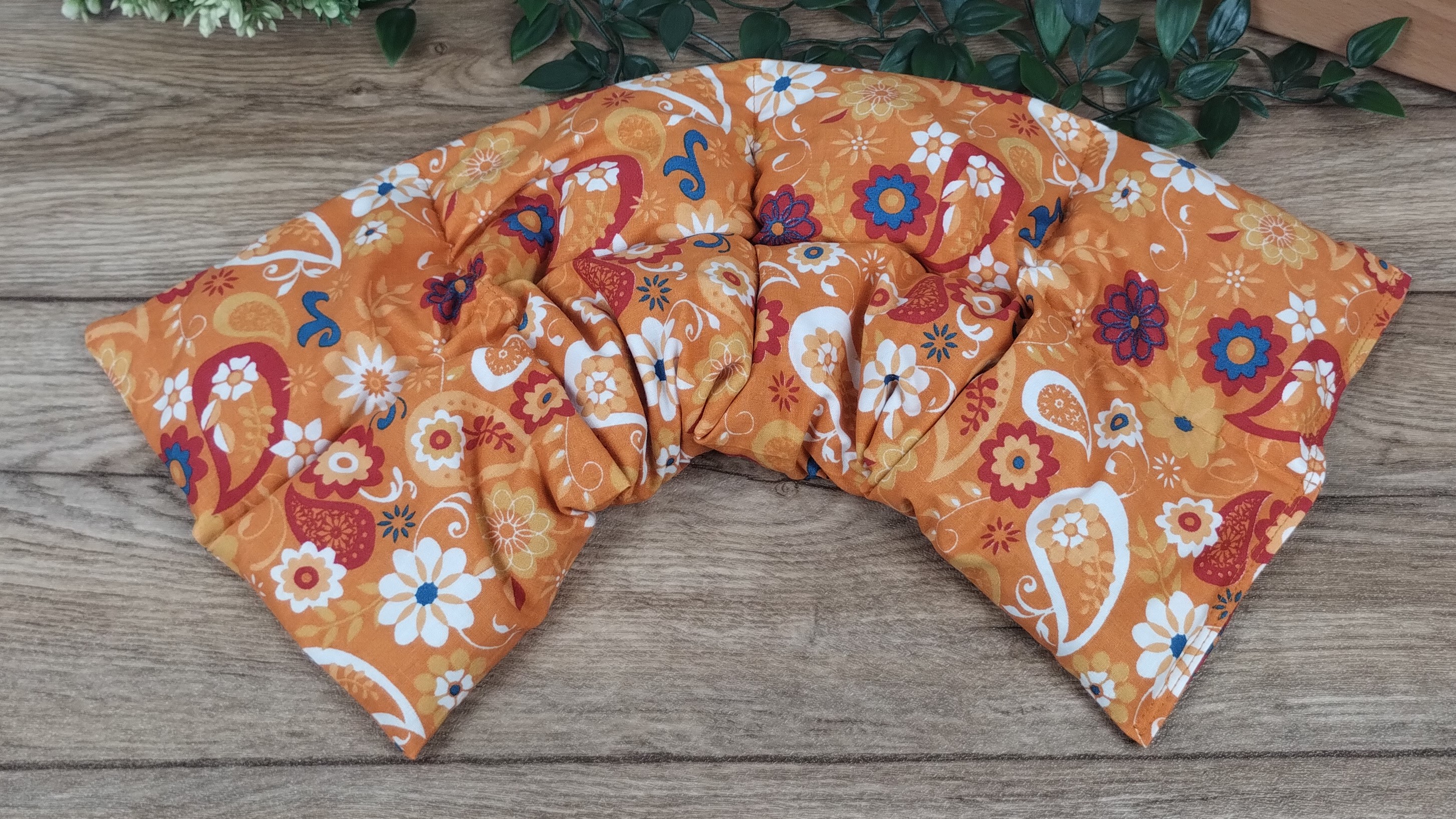 Körnerkissen florales Muster Bernsteinfarben