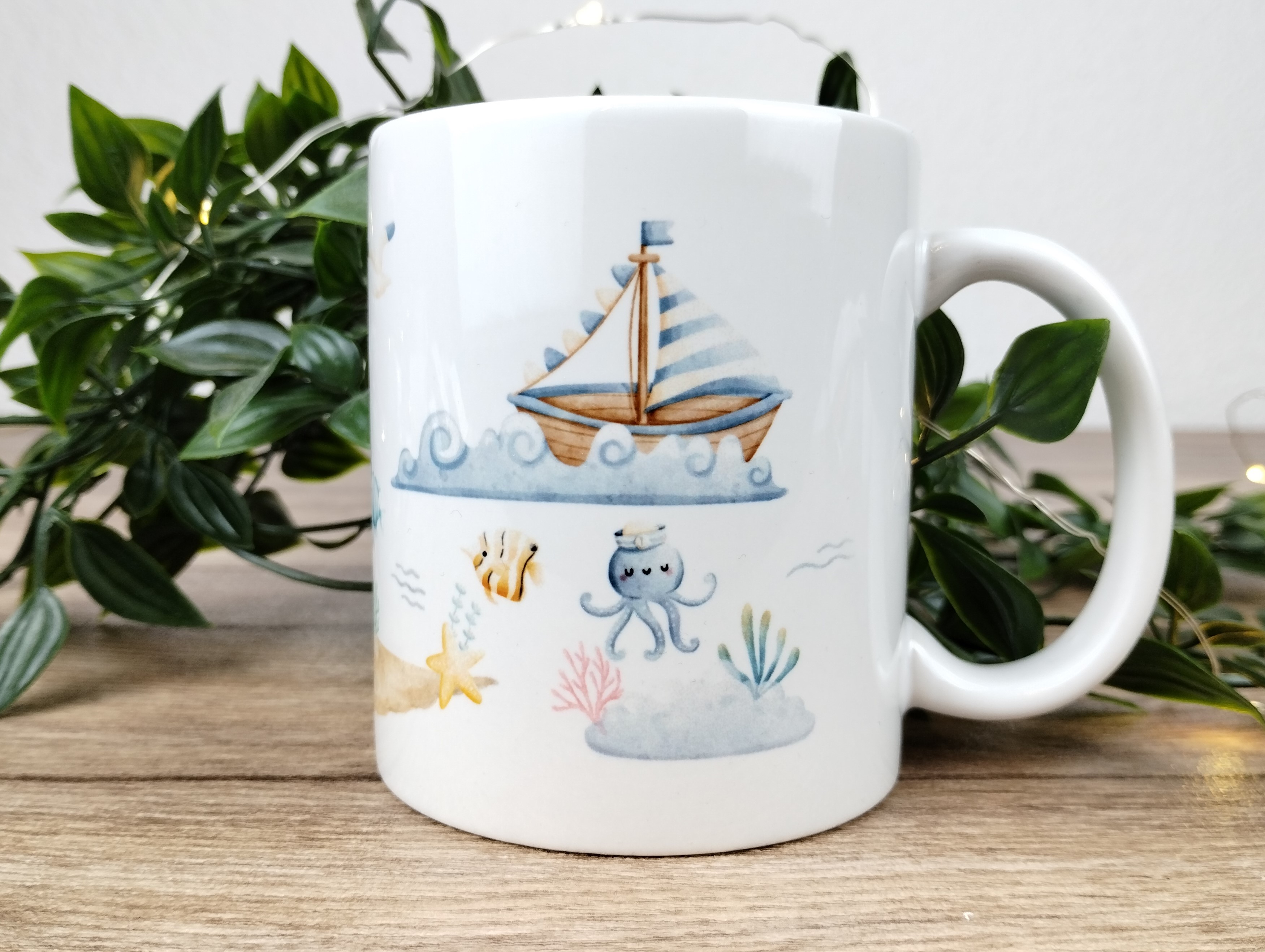 personalisierte Keramiktasse im maritimen Stil