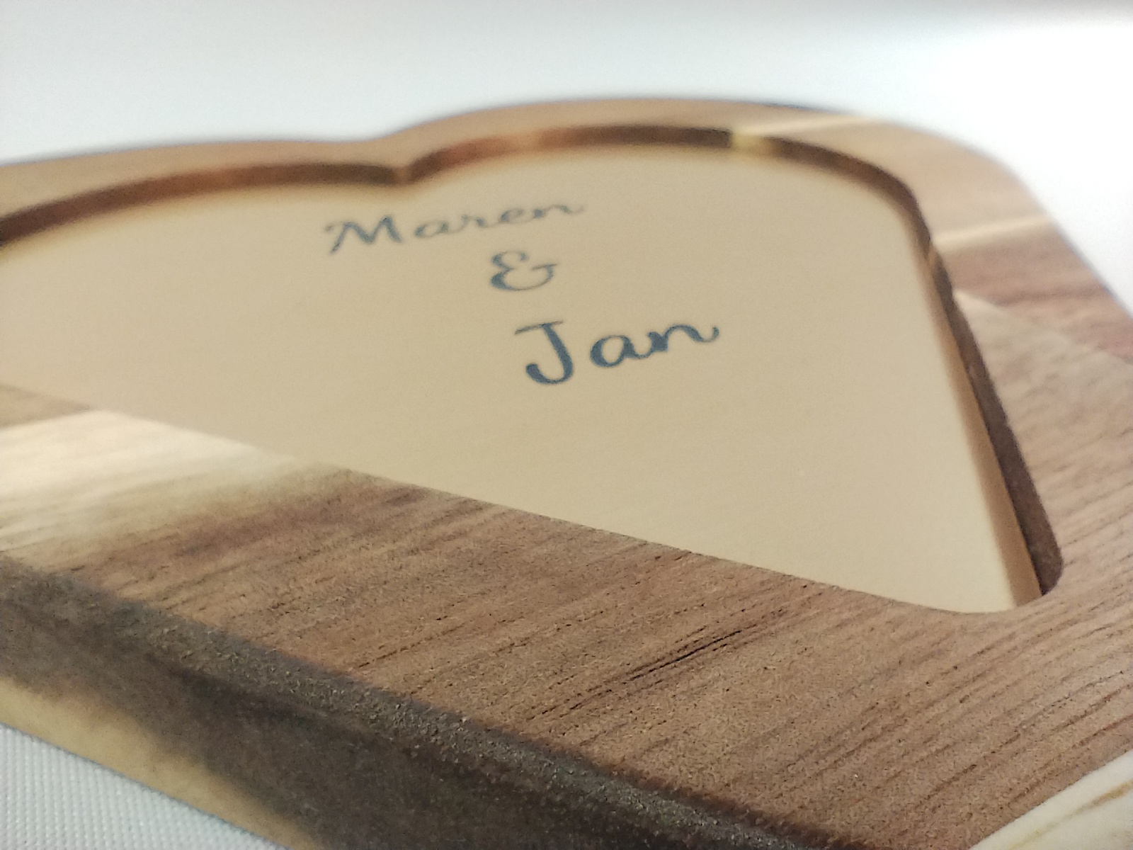 Personalisiertes Holzherz zum Aufhängen in Silber oder Messing/Gold