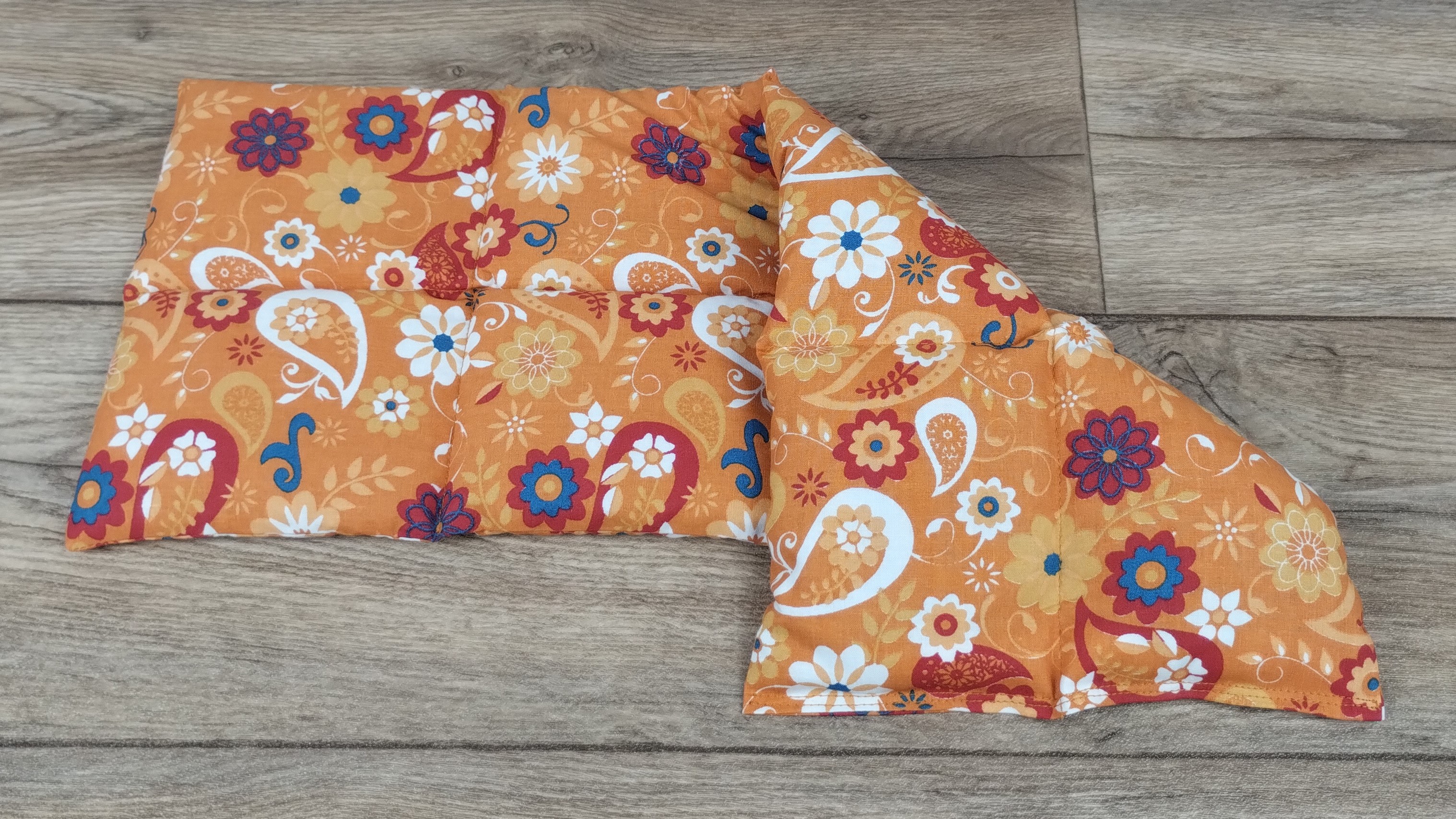 Körnerkissen florales Muster Bernsteinfarben
