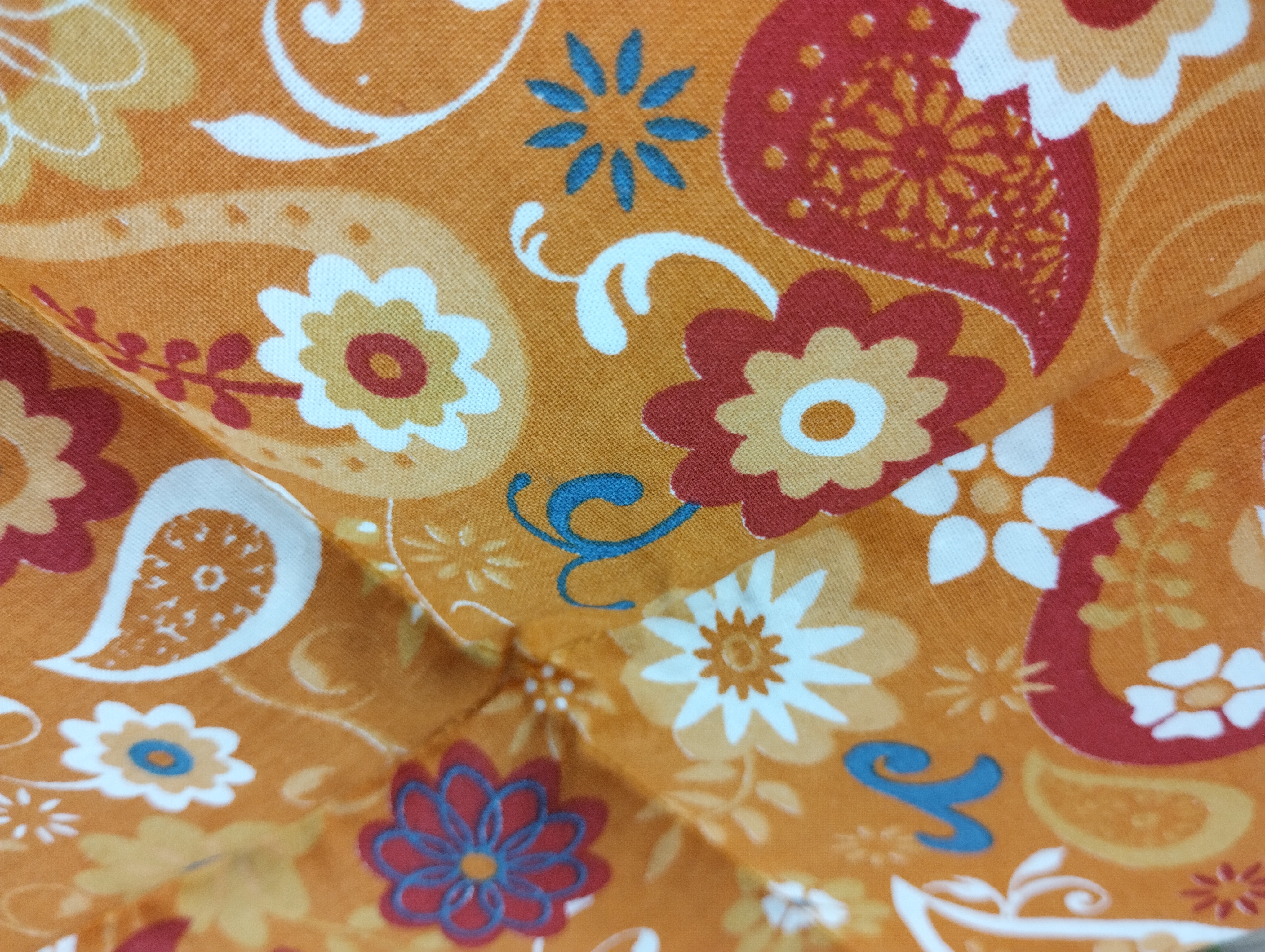 Körnerkissen florales Muster Bernsteinfarben