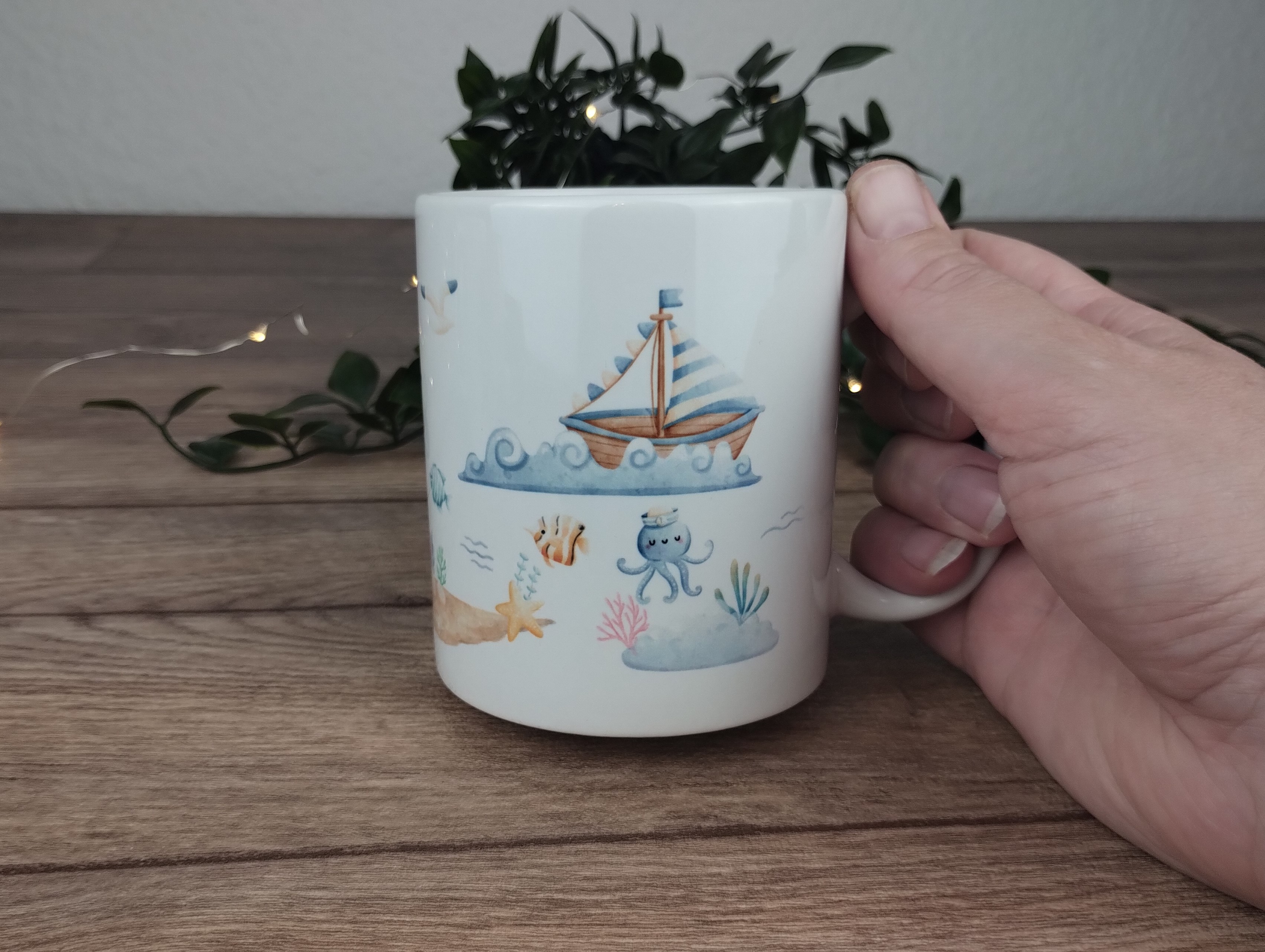 personalisierte Keramiktasse im maritimen Stil